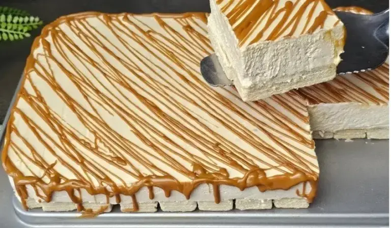 Prăjitură cu napolitane, mascarpone și cremă Lotus – desert rapid fără coacere