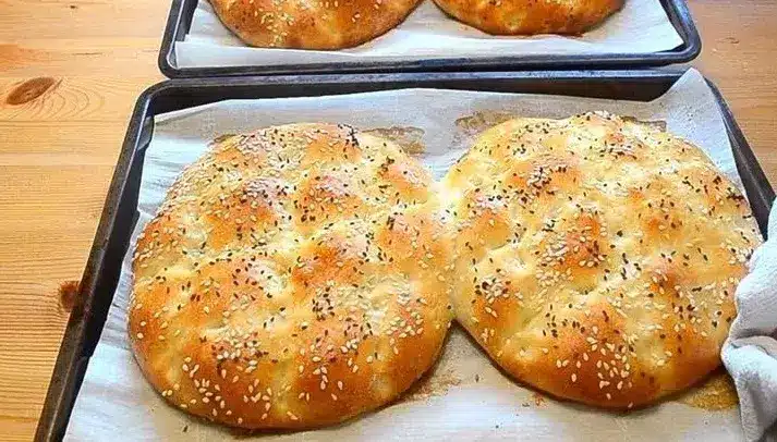 Pâine cu brânză rapidă – chifle pufoase, aurii și pline de savoare