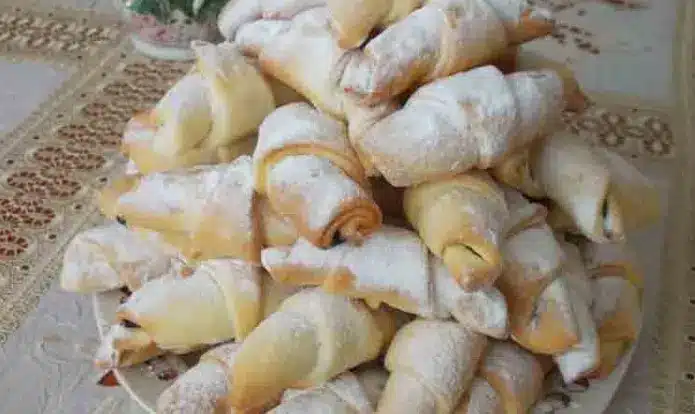 Experimentează Reteta de Cornulețe cu Gem - Fragede și Delicioase 2 rețetă cornulețe cu gem fragede