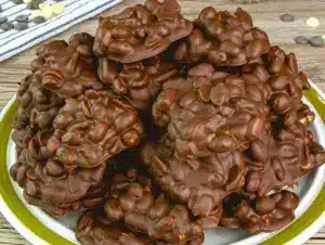 Desert cu Ciocolată și Arahide (Clusters)