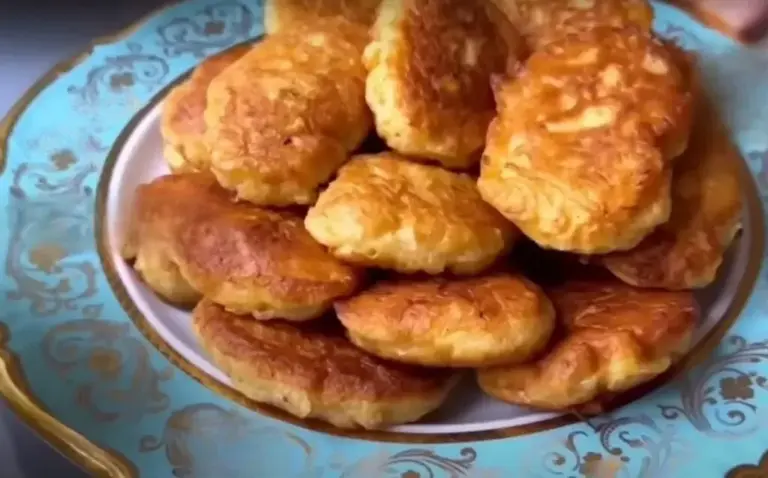 Dă o medalie celui care a inventat acest fel de mâncare! Plăcinte leneșe cu varză – tot blocul o să-ți ceară rețeta!