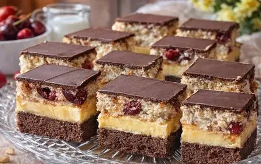 O prajitura cu crema irezistibila de vanilie, blat din albusuri si cirese. Delicioasa si foarte aromata 2 rețetă prăjitură cireșe cremă vanilie
