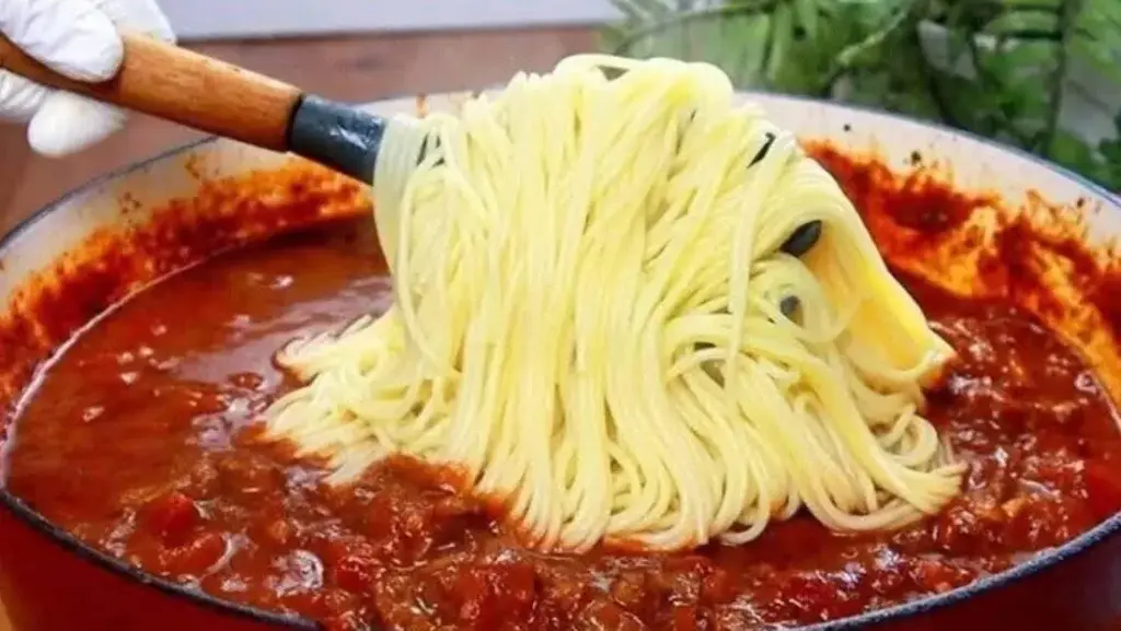 Sos bolognese: rețetă originală dintr-un restaurant italian