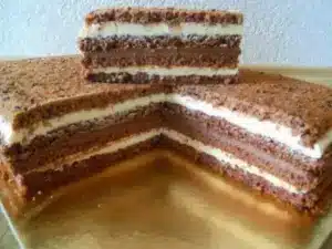 Tort Festiv cu Ciocolată și Alune de Pădure