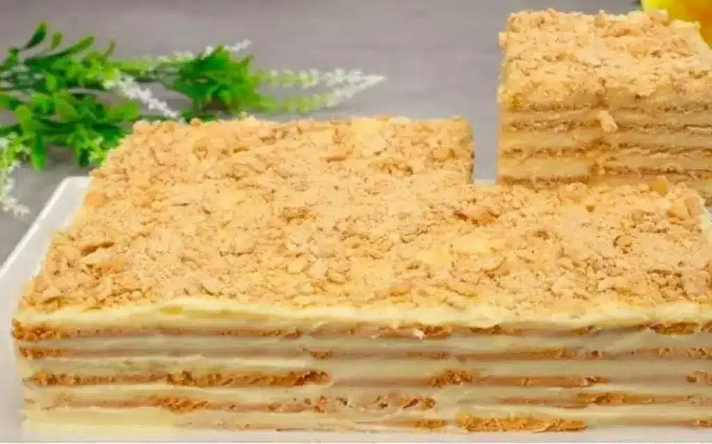 Tort Napoleon simplu și rapid – Rețetă delicioasă cu biscuiți și cremă fină